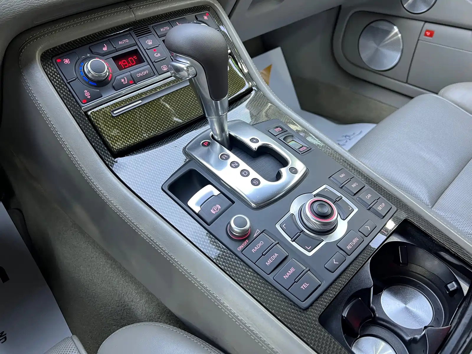 Фото 15 - Audi S8