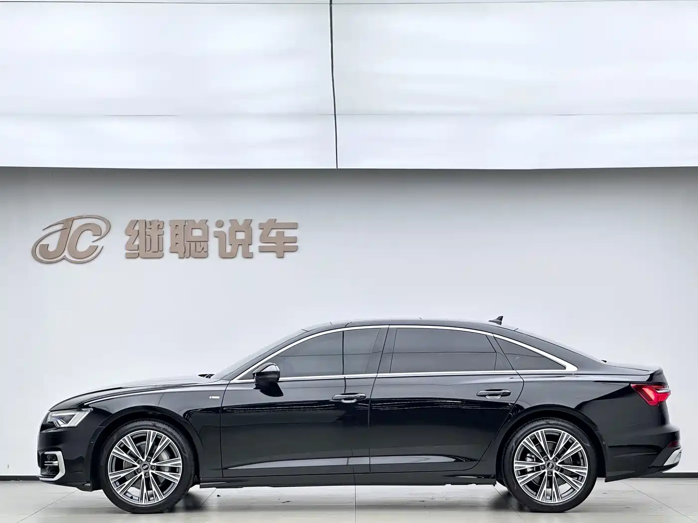 Фото 5 - Audi A6L