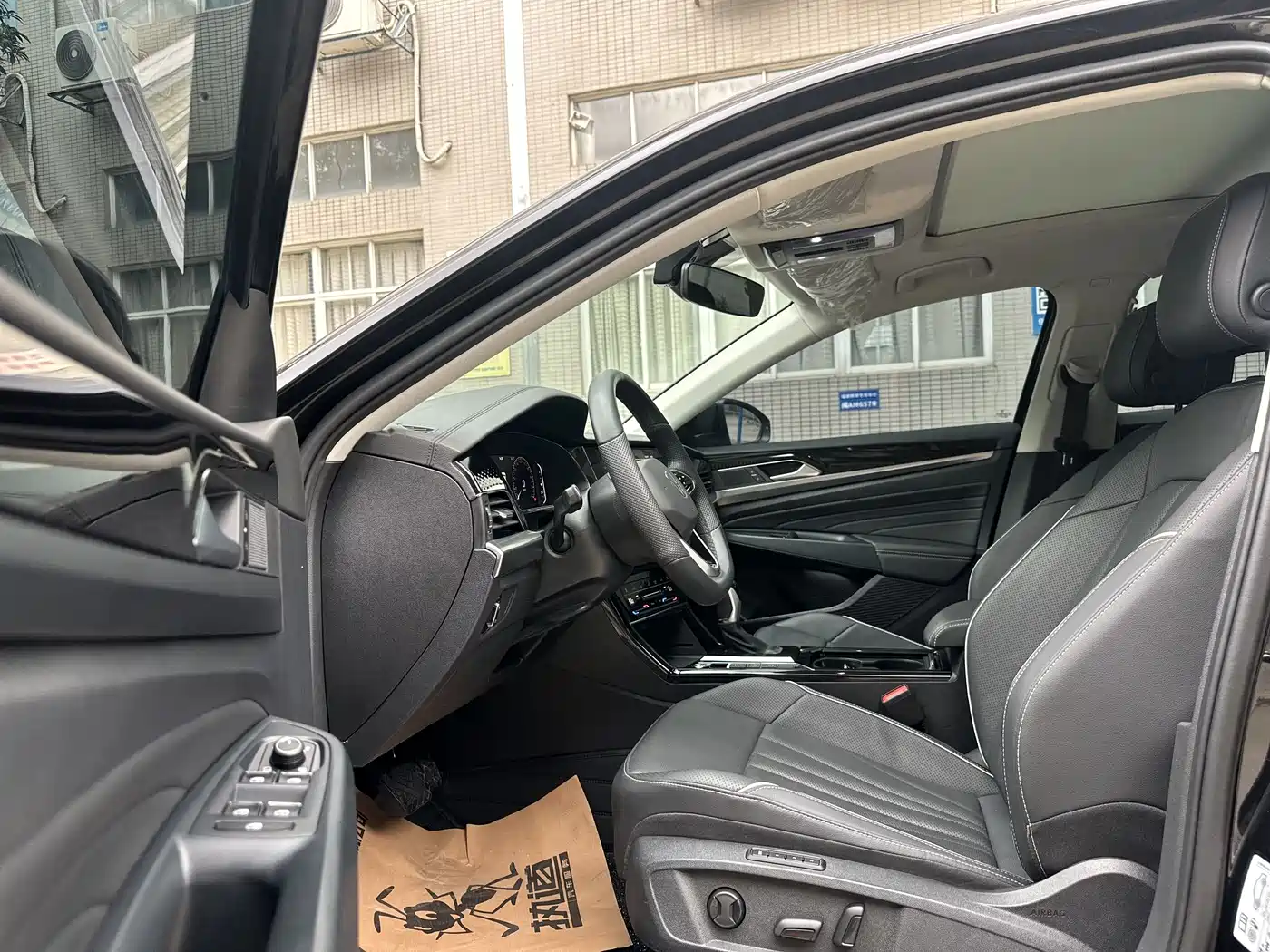 Volkswagen Passat 2024 380TSI Luxury фото 8