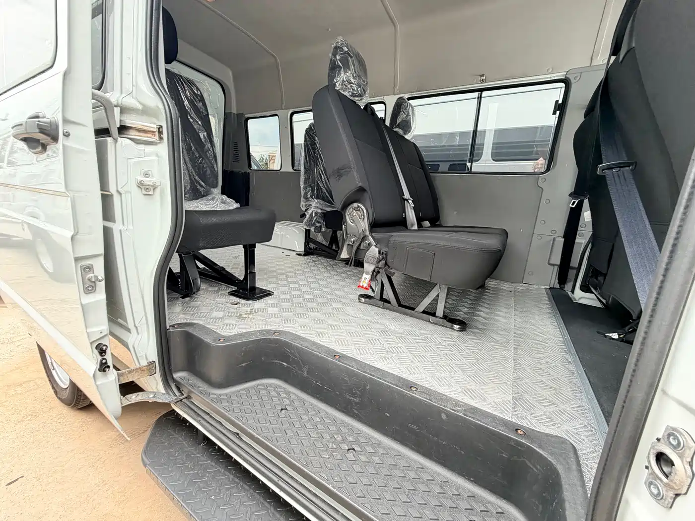 Iveco Daily 2024 2023 2.5T A37M1 Long Wheelbase Medium Roof Dual Tire Sliding Door 5-9 Seater