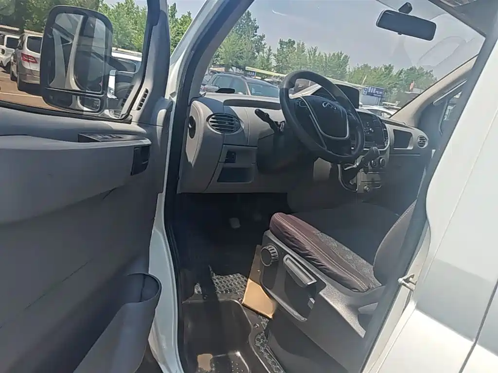 SAIC Maxus Xintu V80 2018 2.5T 6MT Aoyun Short Wheelbase Medium Roof 5-6-seater фото 16
