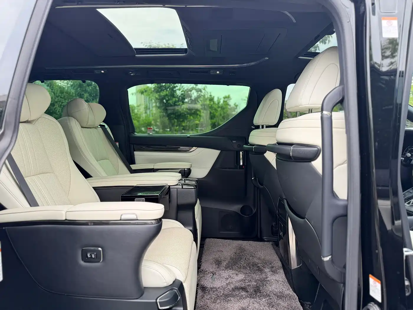 Lexus LM 2020 300h Seven-Seater Elegance Edition фото 18