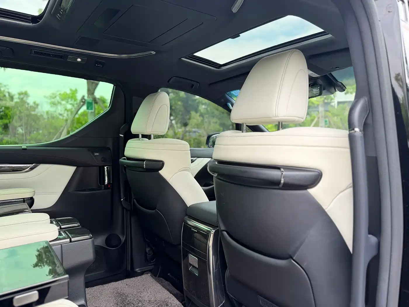 Lexus LM 2020 300h Seven-Seater Elegance Edition фото 22