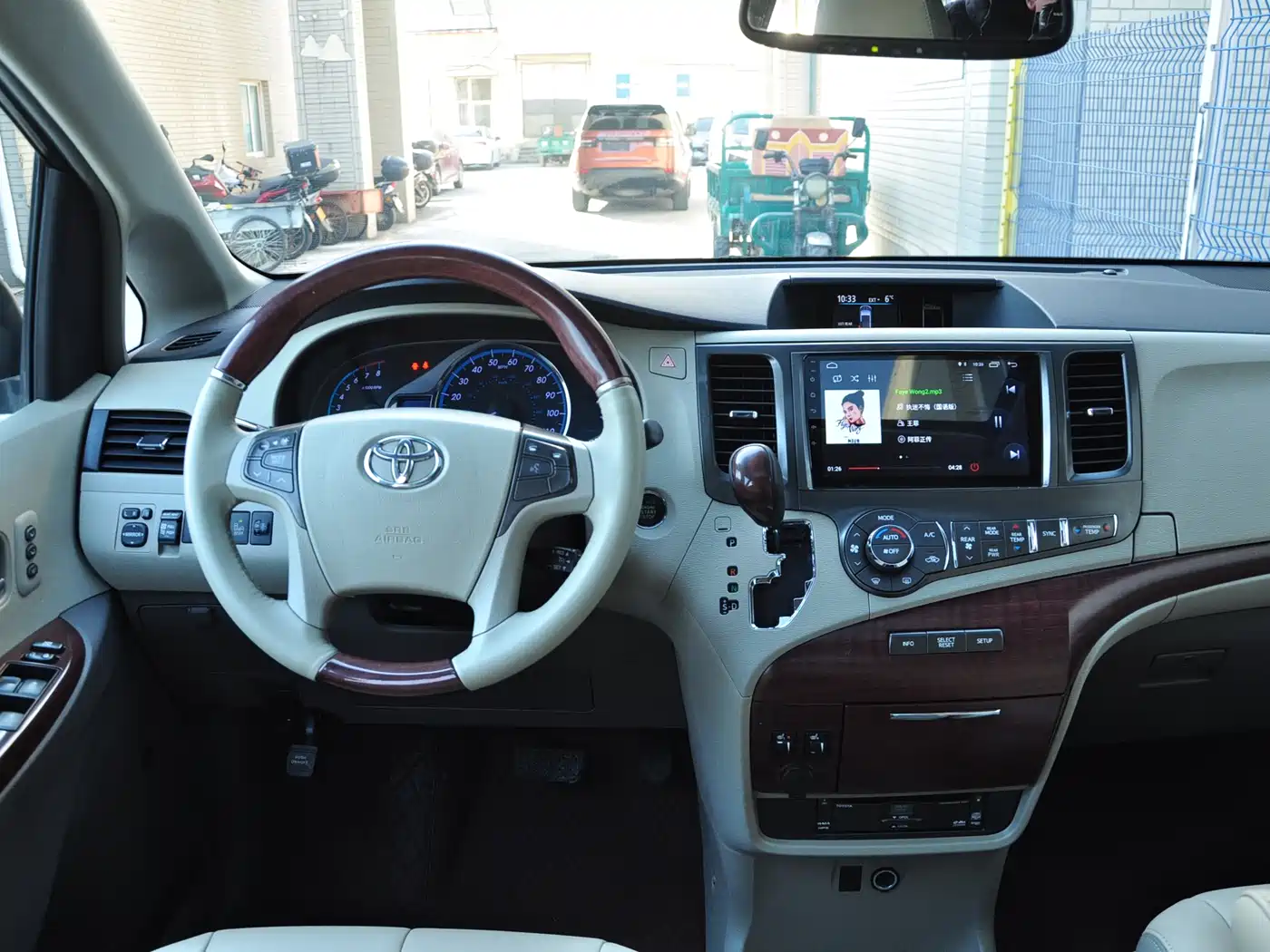 Toyota Sienna 2013 3.5L 4WD Automatic фото 10