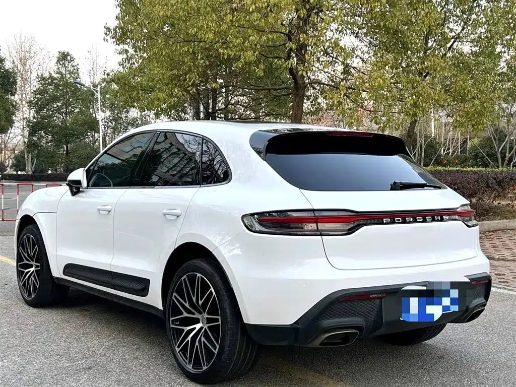 PORSCHE MACAN