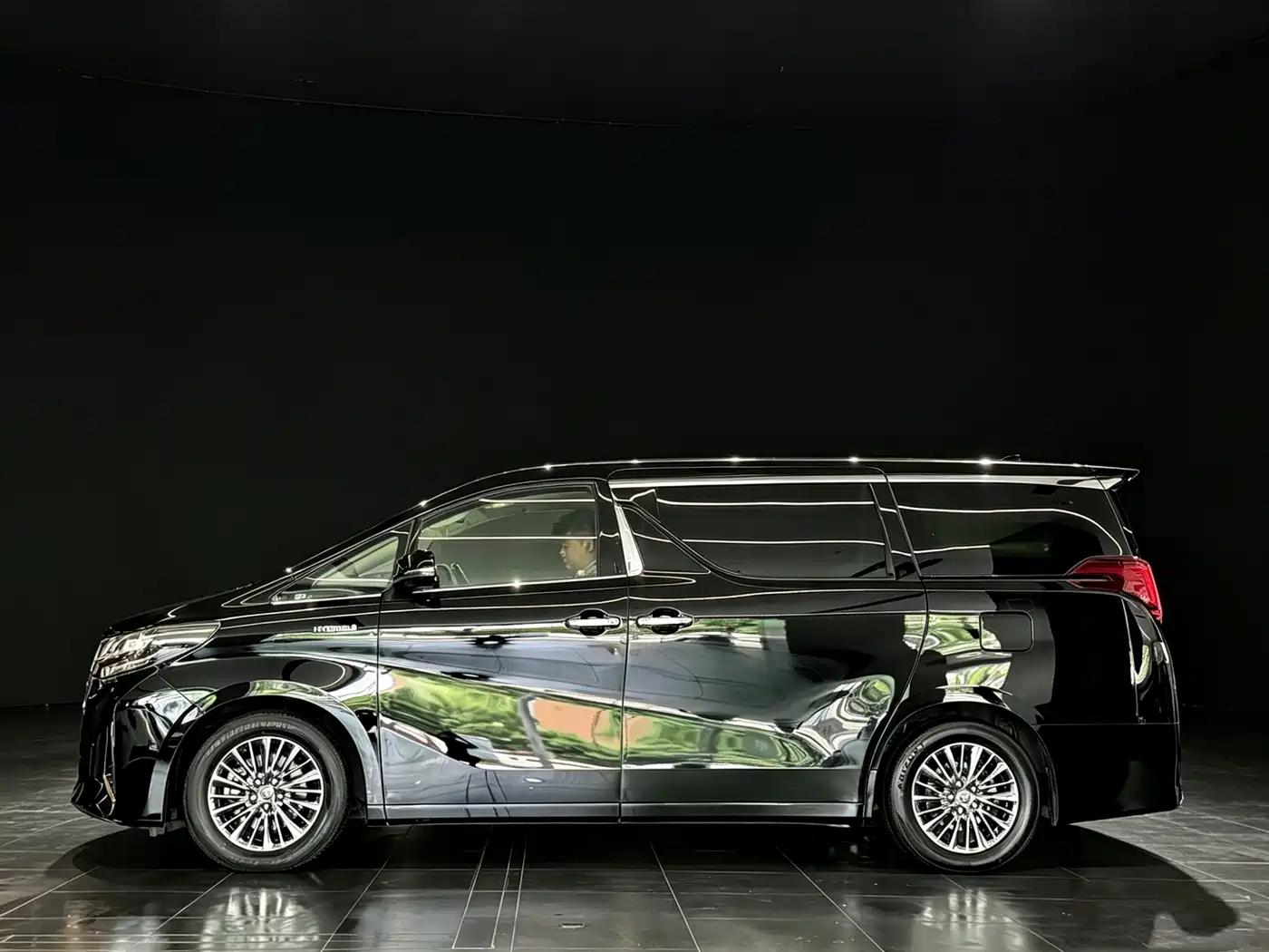 Toyota Alphard 2021 Hybrid 2.5L Premium фото 5