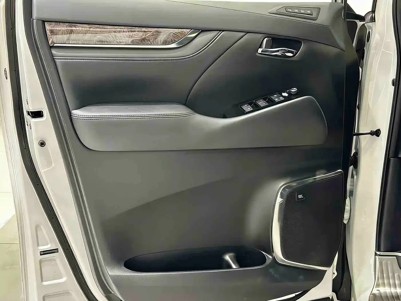 Toyota Alphard 2021 Hybrid 2.5L Premium фото 8