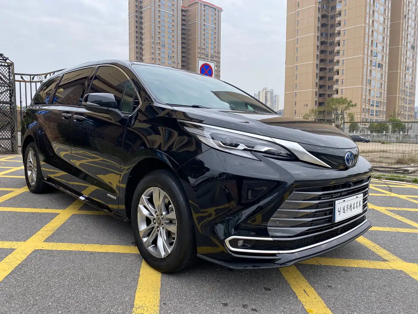 Toyota Sienna 2021 2.5L Hybrid Ultimate Edition фото 3