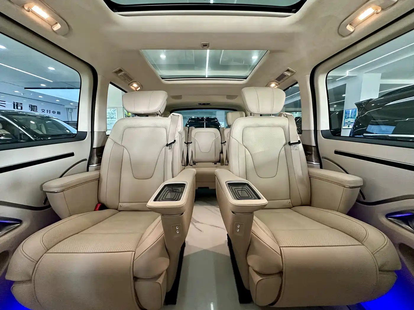 Mercedes-Benz V-Class 2022 V 260 L Long Wheelbase Prestige Edition фото 13