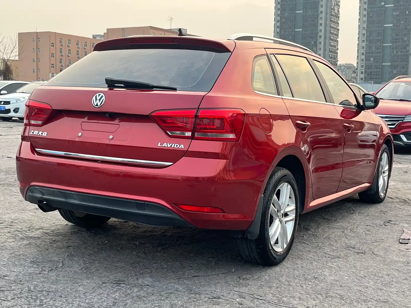 Volkswagen Lavida Tour 2015 1.6L Automatic Comfort Edition фото 5