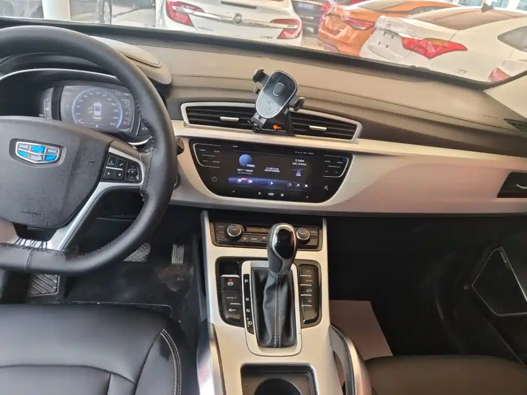 Фото 13 - Geely Atlas