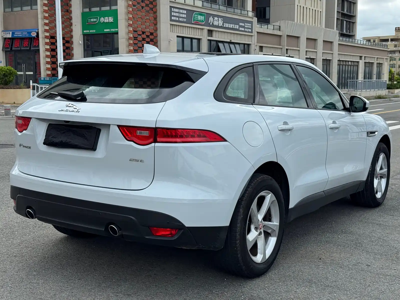 Фото 9 - Jaguar F-PACE