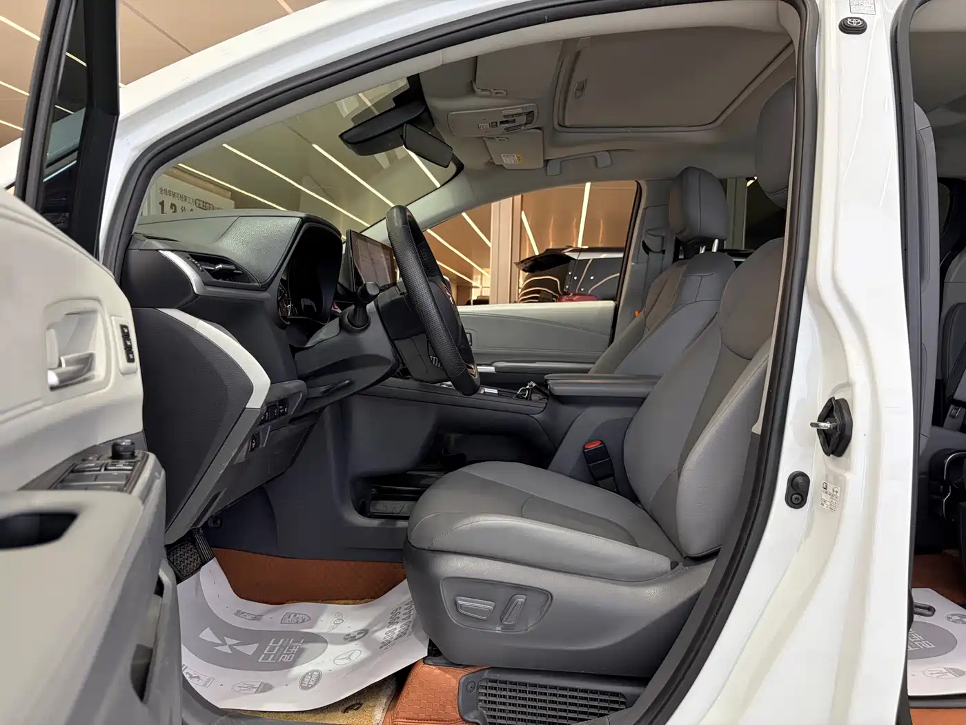 Toyota Granvia 2023 2.5L Hybrid Prestige PLUS Edition фото 11