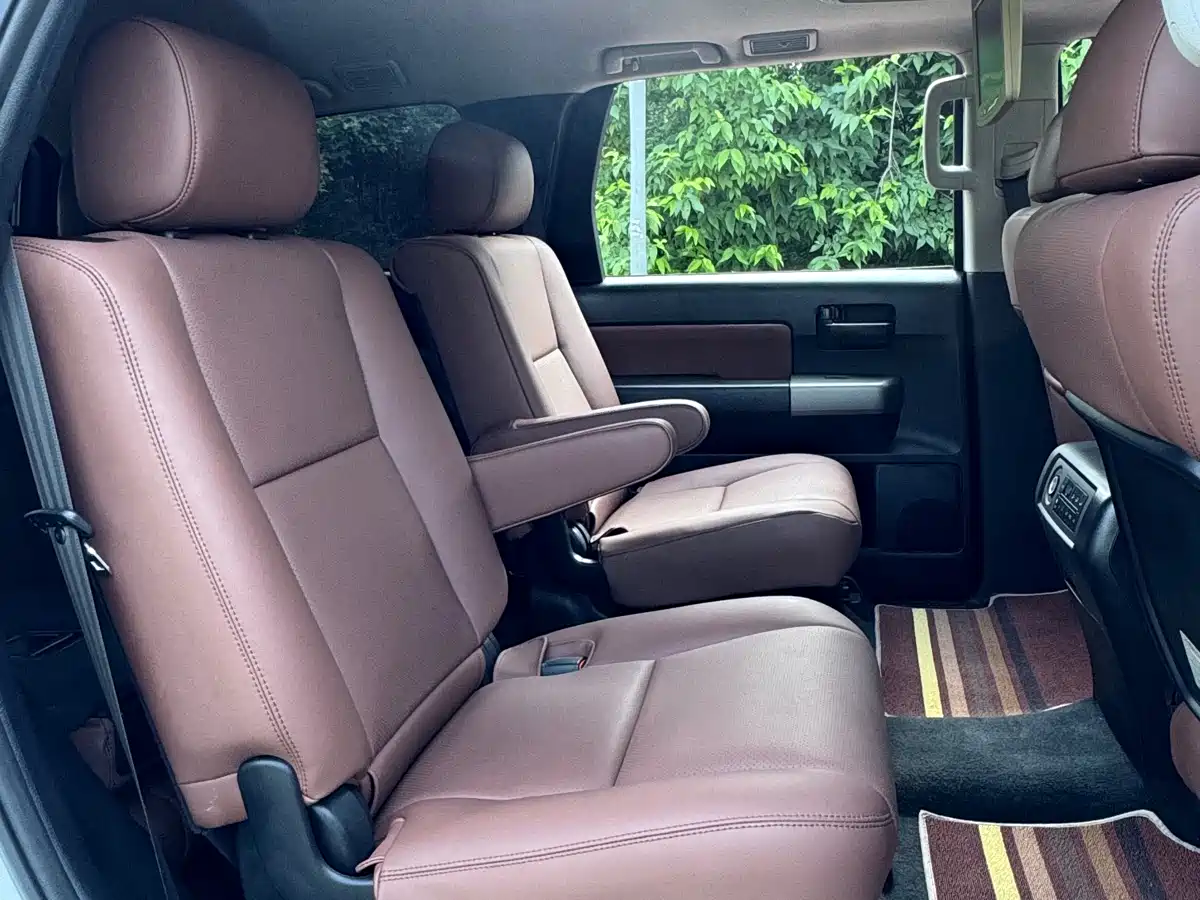Toyota Sequoia 2010 5.7 Platinum Edition фото 14