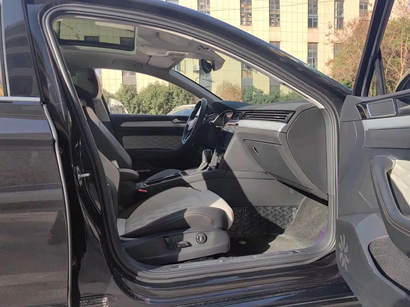 Volkswagen Magotan 2023 Model 2 Million Commemorative Edition 330TSI DSG Luxury фото 10