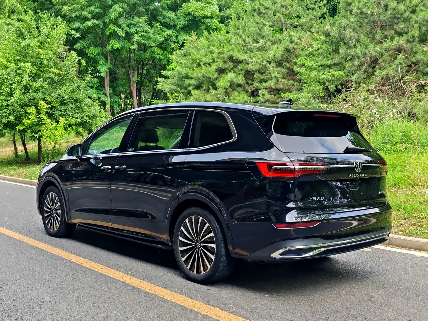 Volkswagen Viloran 2022 380TSI Premium Edition фото 17