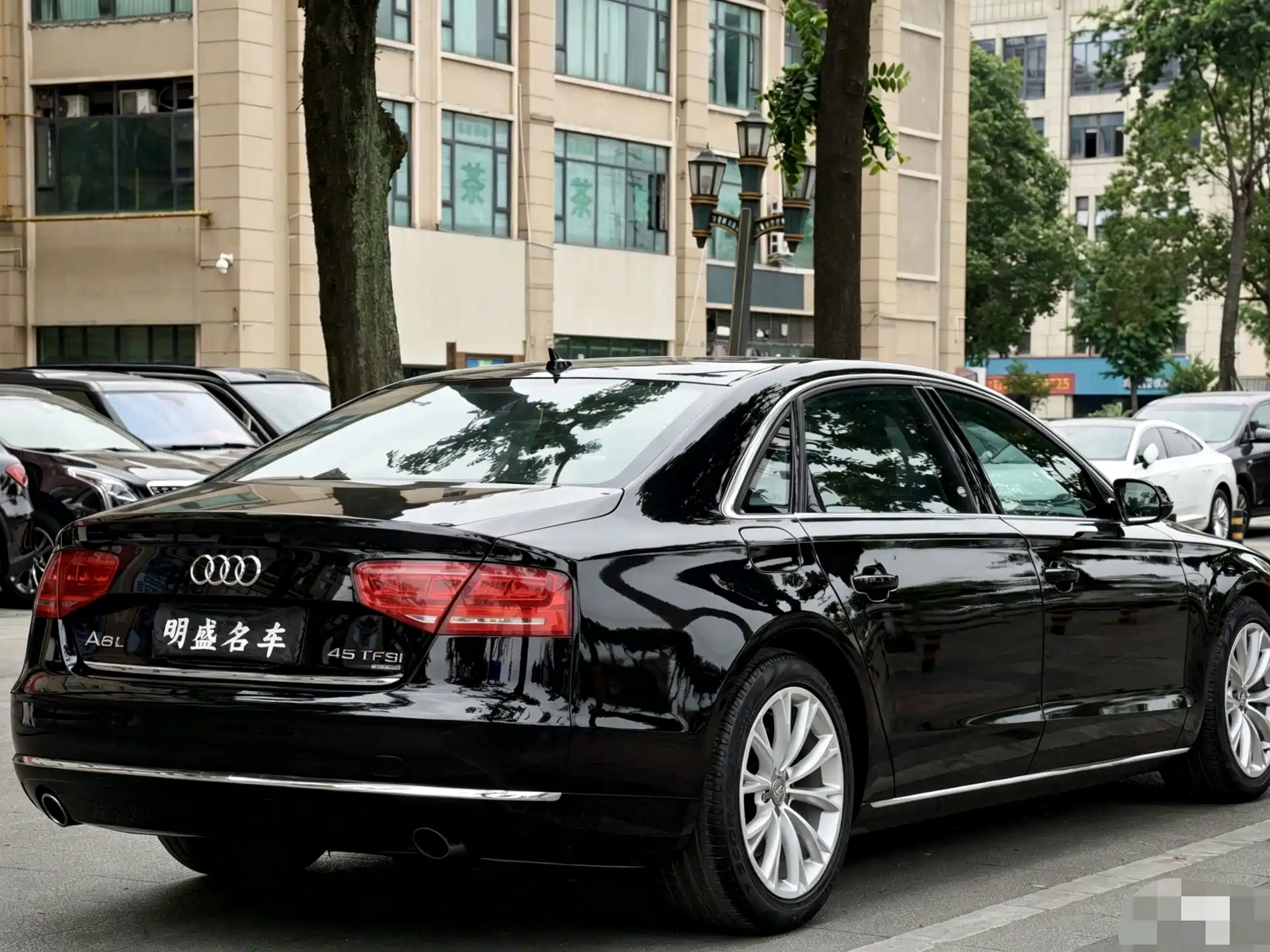 Photo 17 - Audi A8