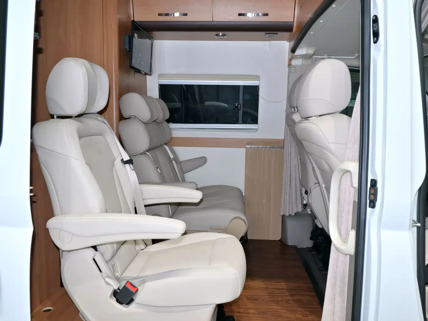SAIC Maxus Xintu V80 2018 2.5T AMT Elite Long Wheelbase High Roof 5 Seater фото 12