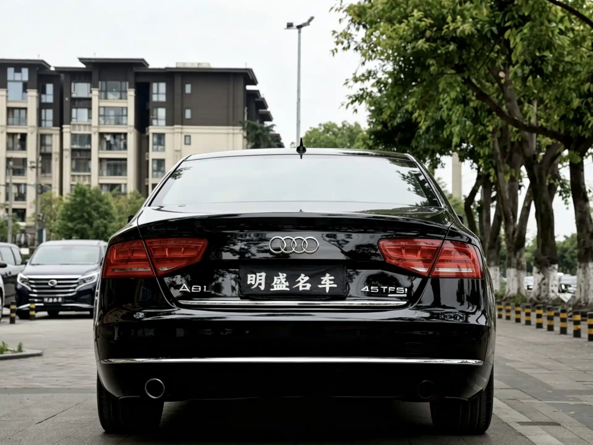 Photo 24 - Audi A8