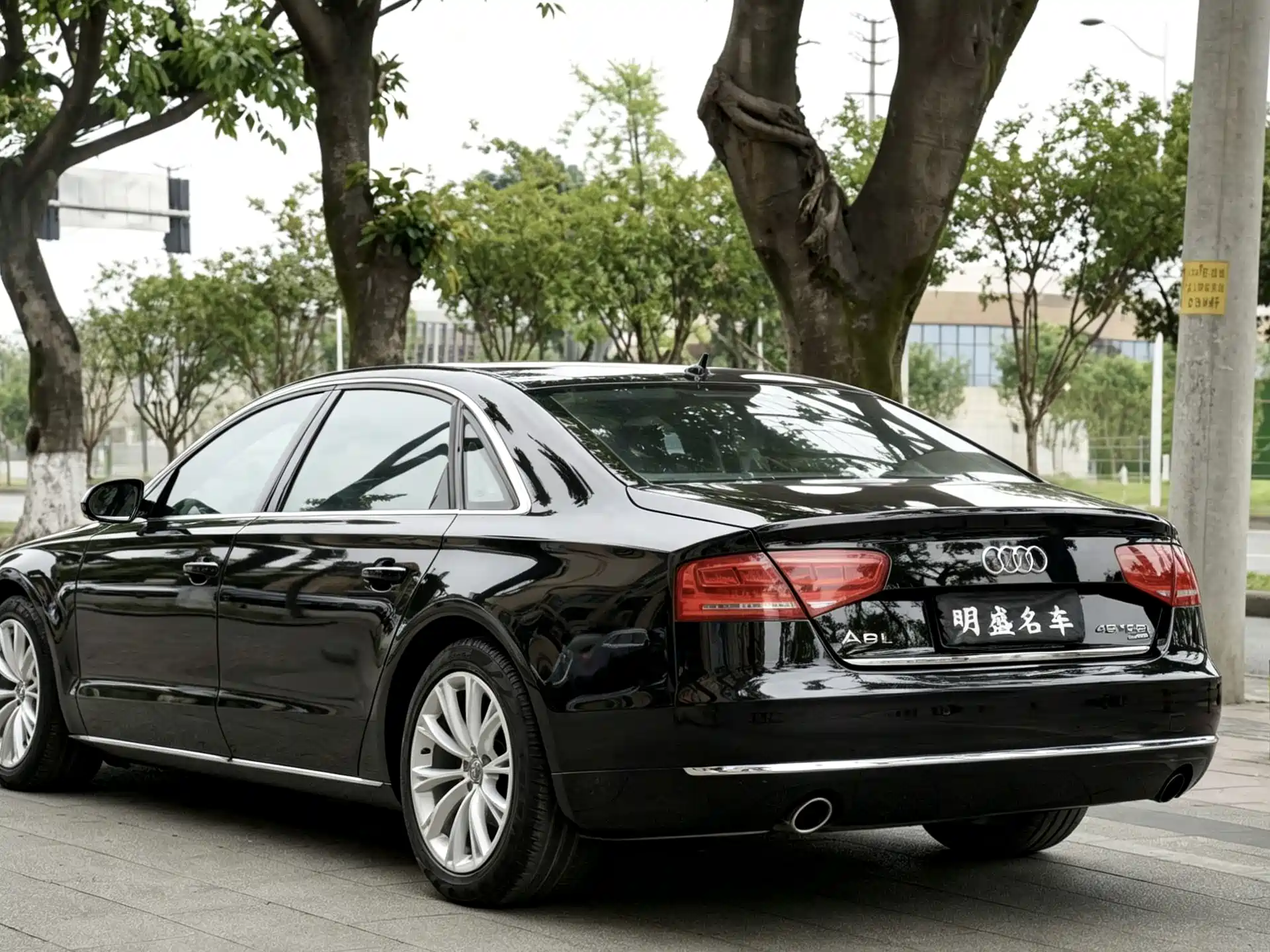 Photo 23 - Audi A8