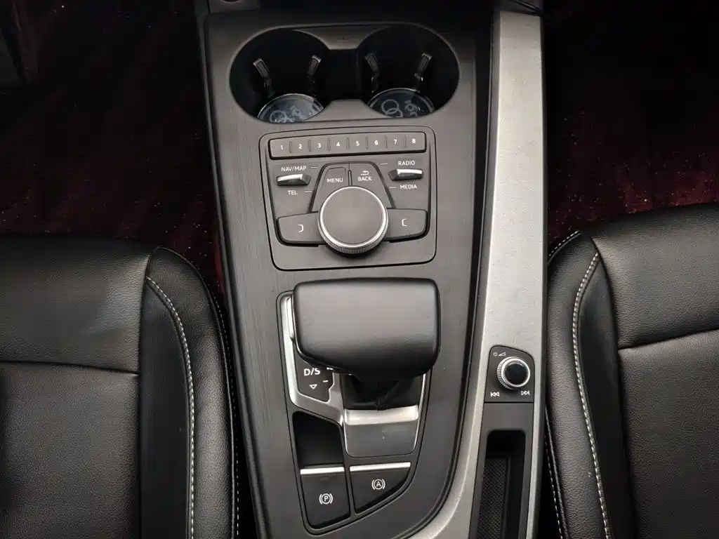 Фото 12 - Audi A4L