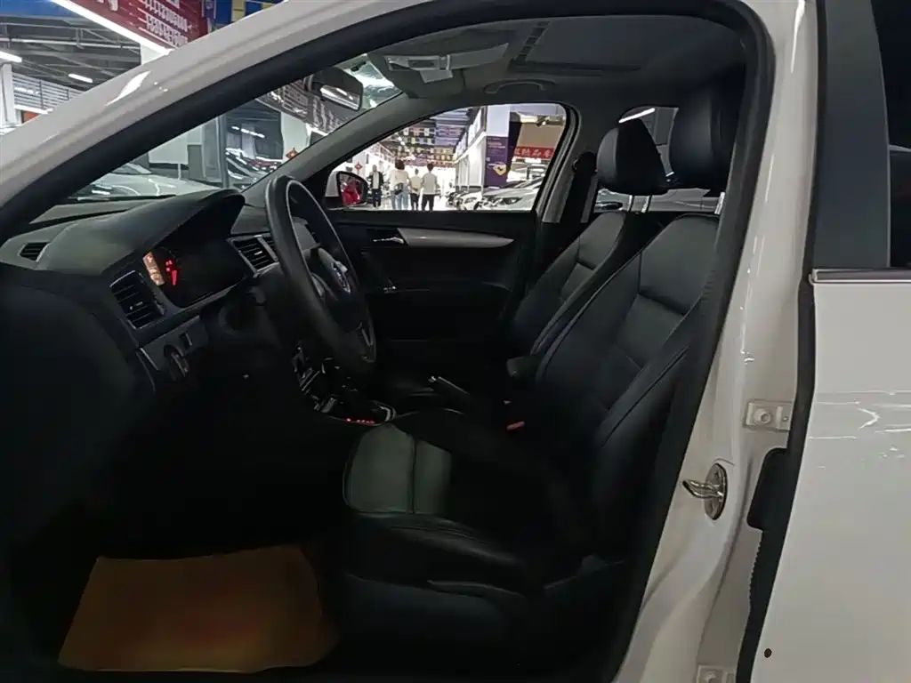 Volkswagen Lavida Tour 2013 1.6L Automatic Comfort фото 15