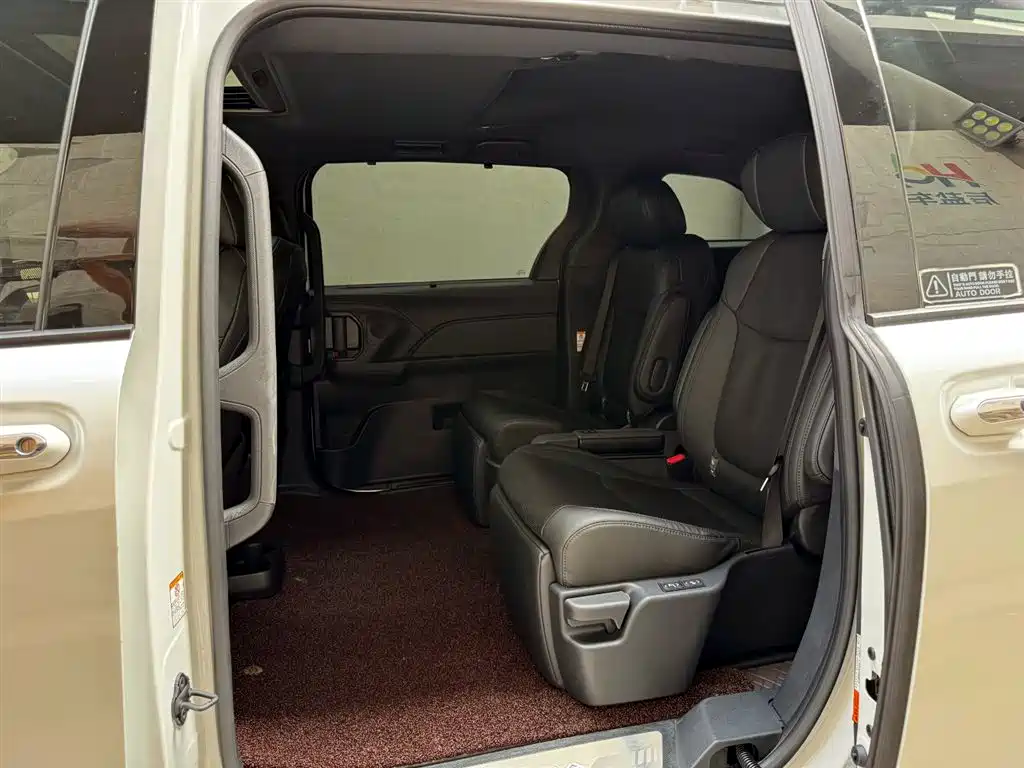 Toyota Sienna 2024 2.5L Hybrid 4WD Premium Edition фото 10