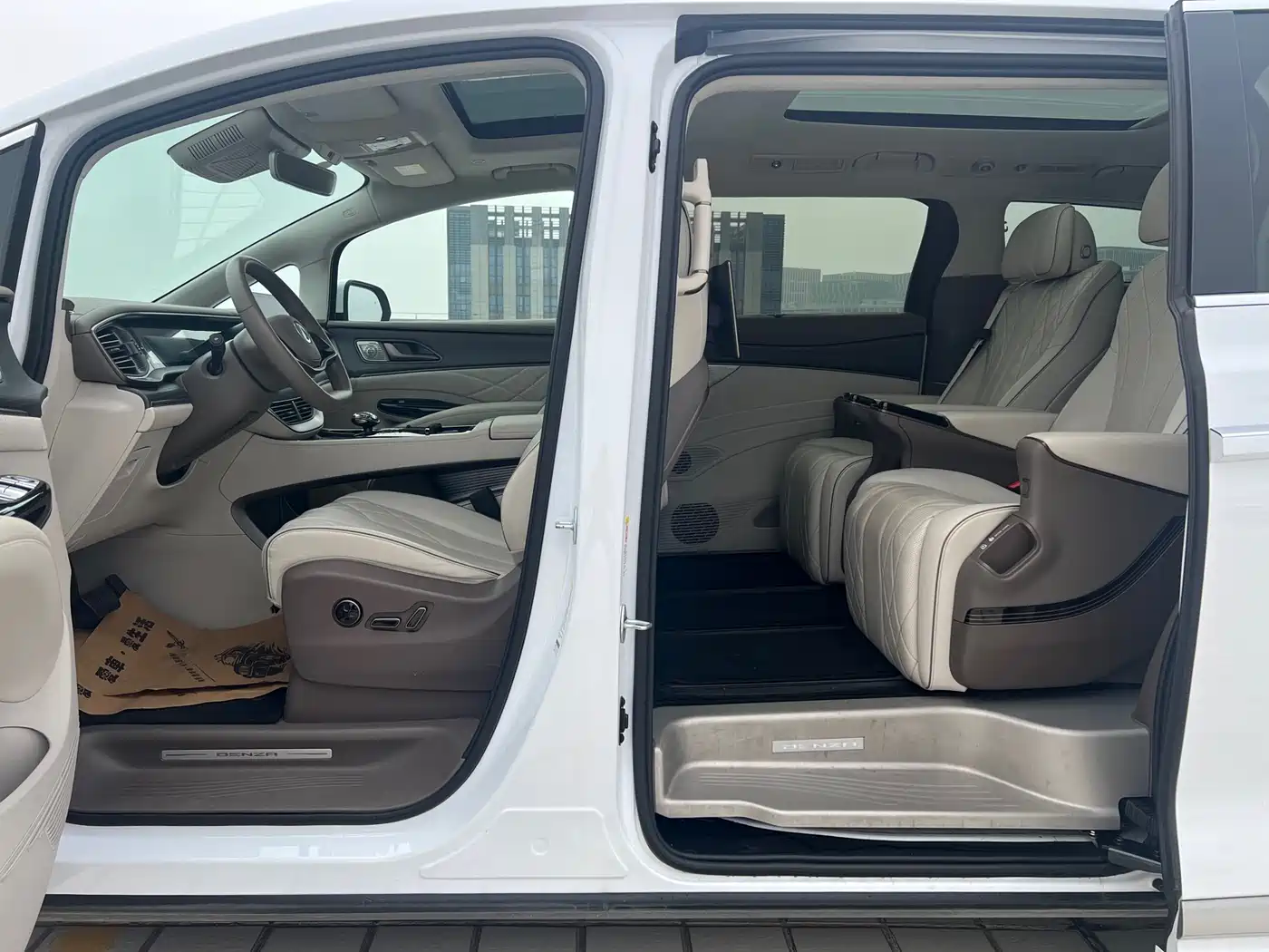 Denza D9 2022 DM-i 970 AWD Flagship фото 9
