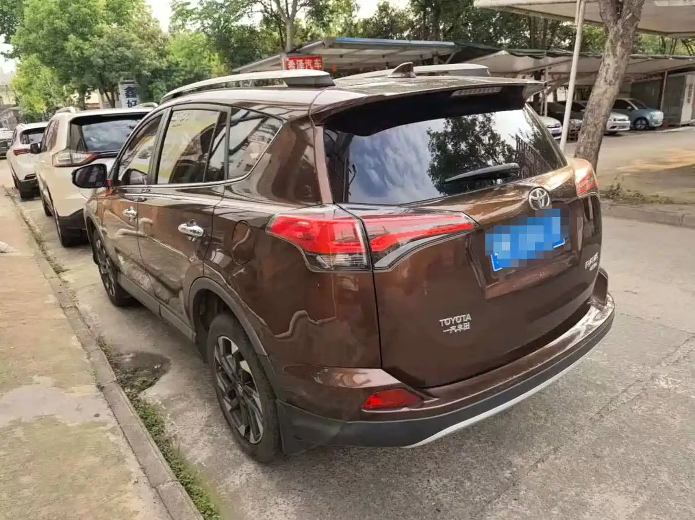 Фото 8 - Toyota RAV4