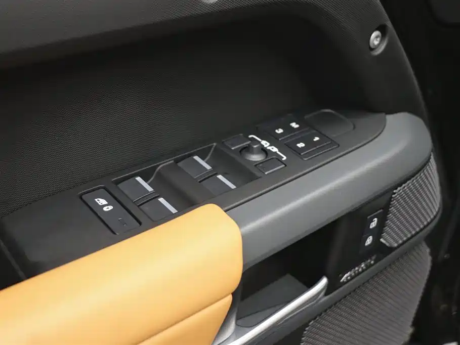 Land Rover Defender 2024 110 3.0T P400 X фото 12