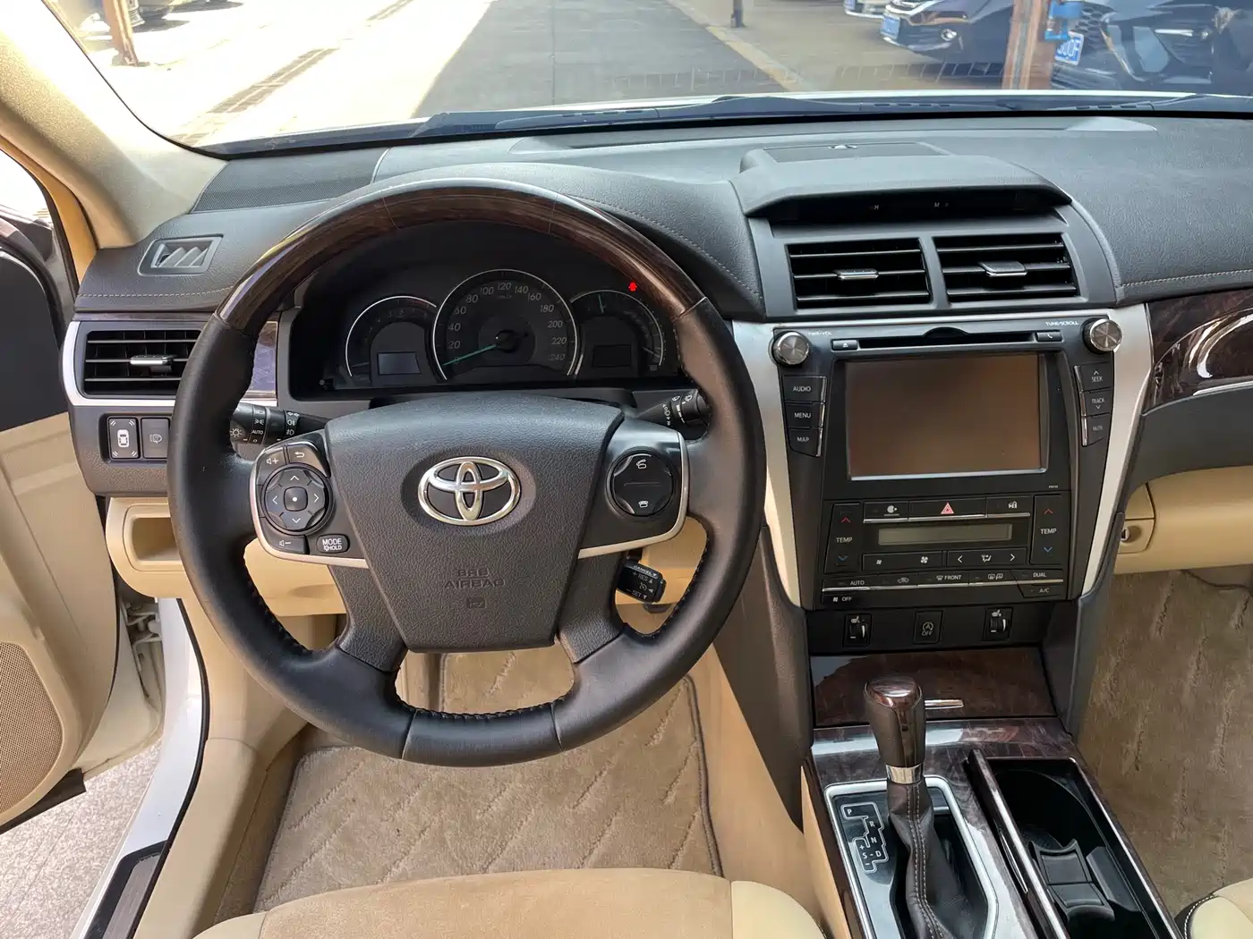 Toyota Camry 2016 2.5G 10th Anniversary Luxury Navigation Edition фото 6