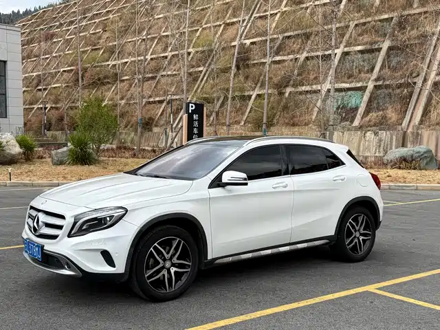 MERCEDES-BENZ GLA