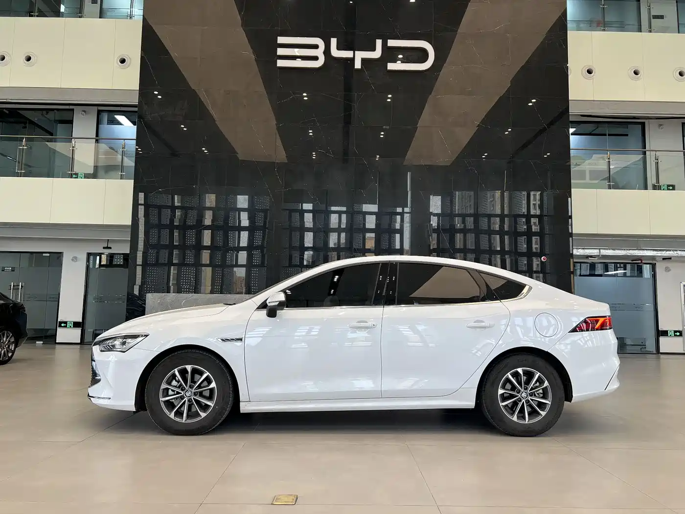 BYD Qin PLUS 2024 Glory Edition DM-i 55KM Leading фото 3