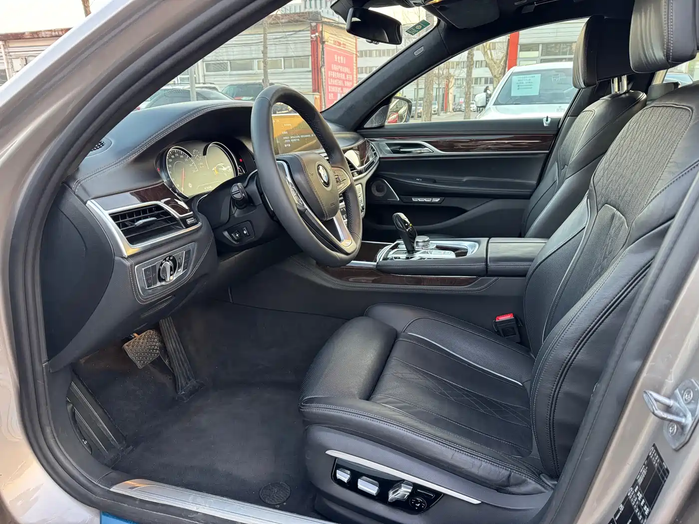 BMW 7 Series 2016 750Li xDrive 4-Seater фото 5