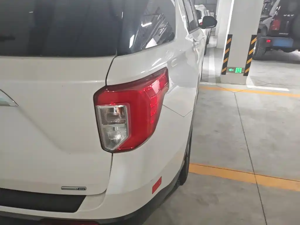 Фото 8 - Ford Explorer