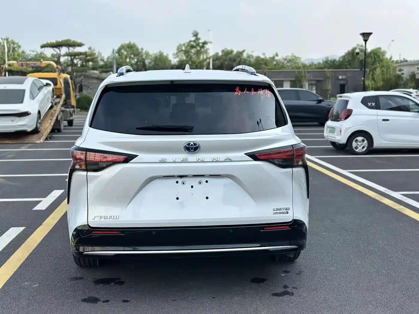 Toyota Sienna 2023 2.5L Hybrid Premium Edition фото 8