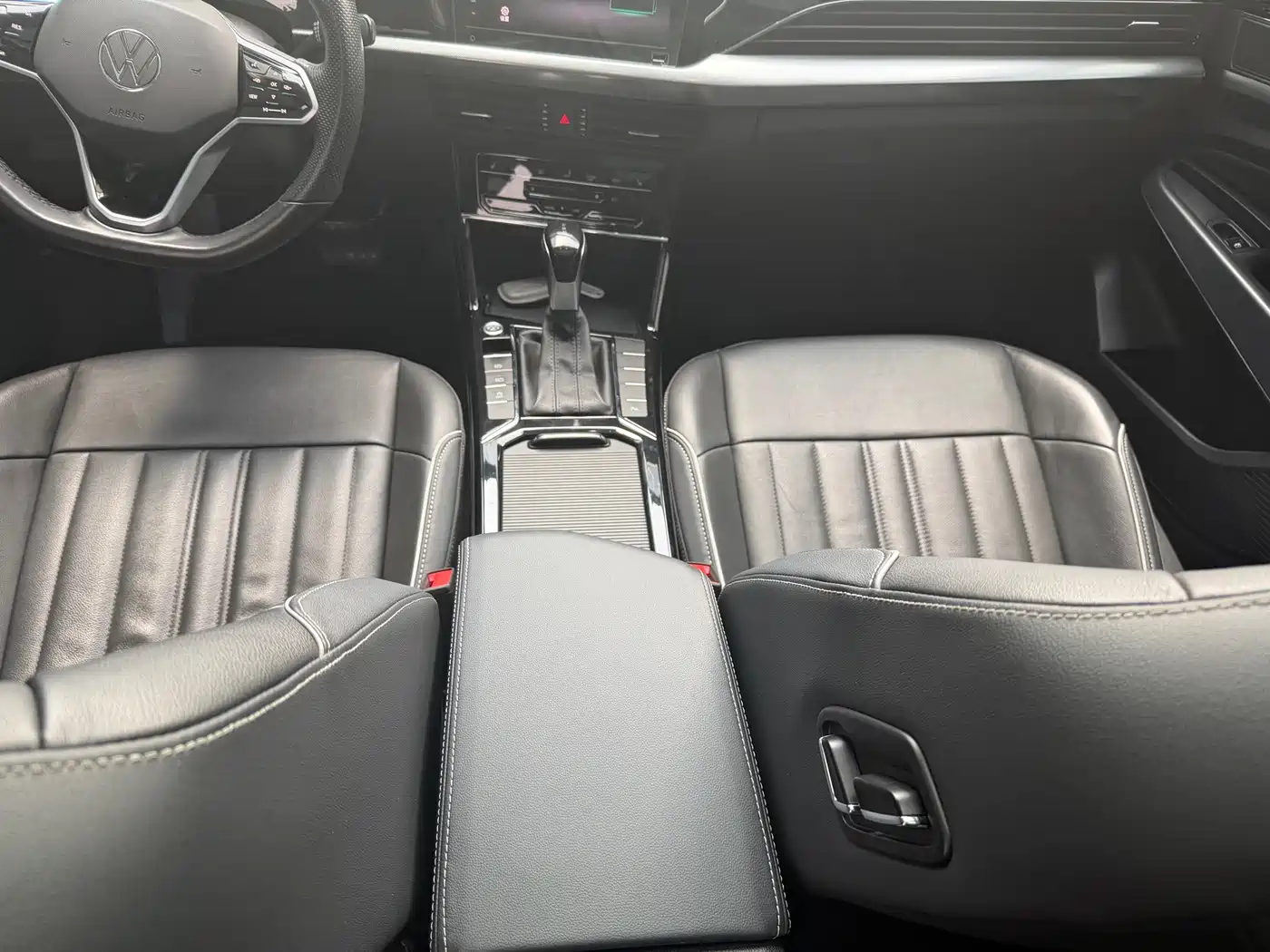 Volkswagen Passat 2022 330TSI Starlight Elite Edition фото 7