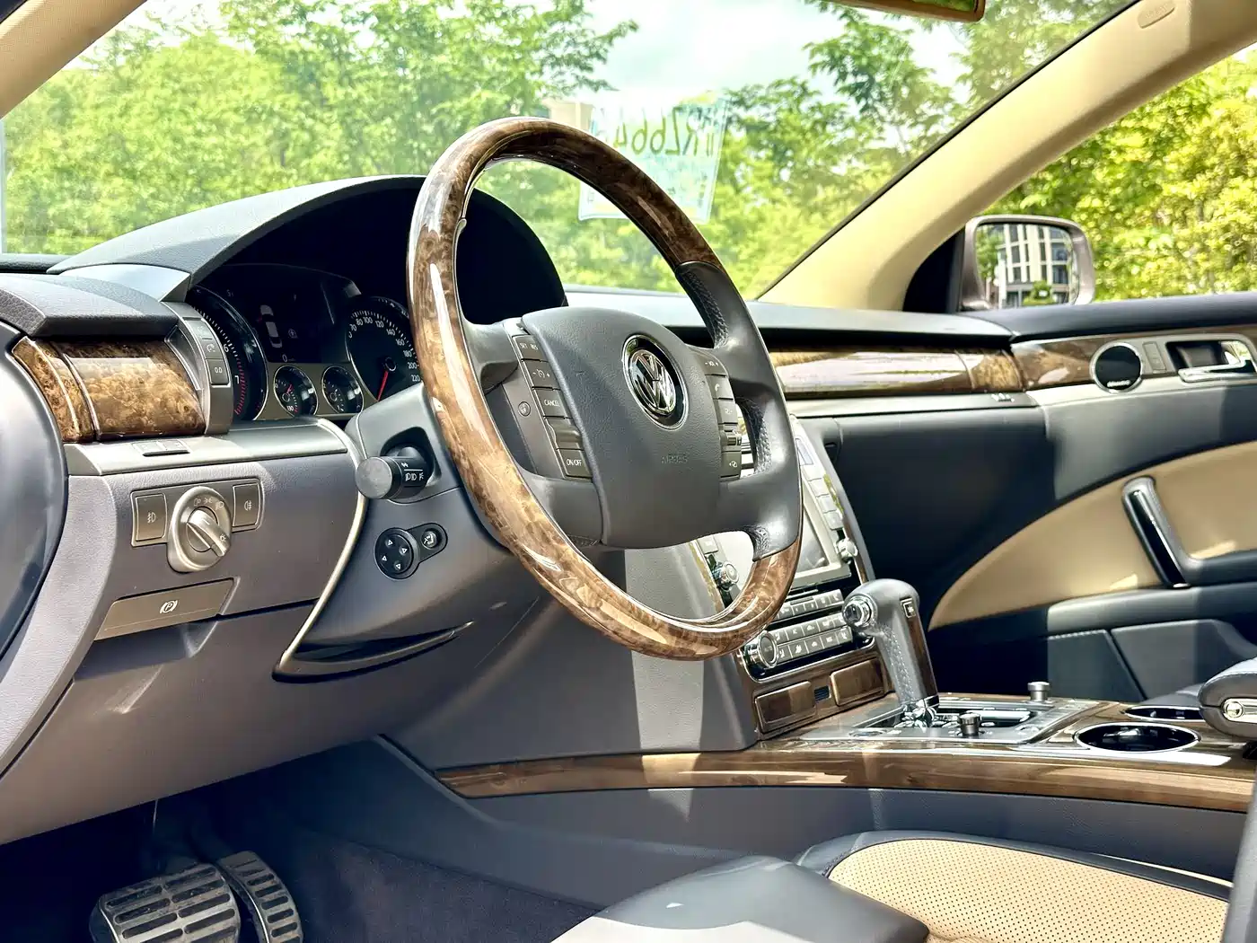 Volkswagen Phaeton 2012 3.6L Premium Custom фото 5