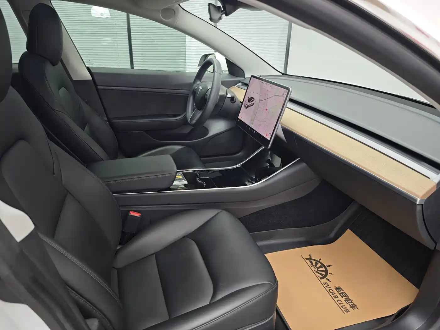 Фото 10 - Tesla Model 3