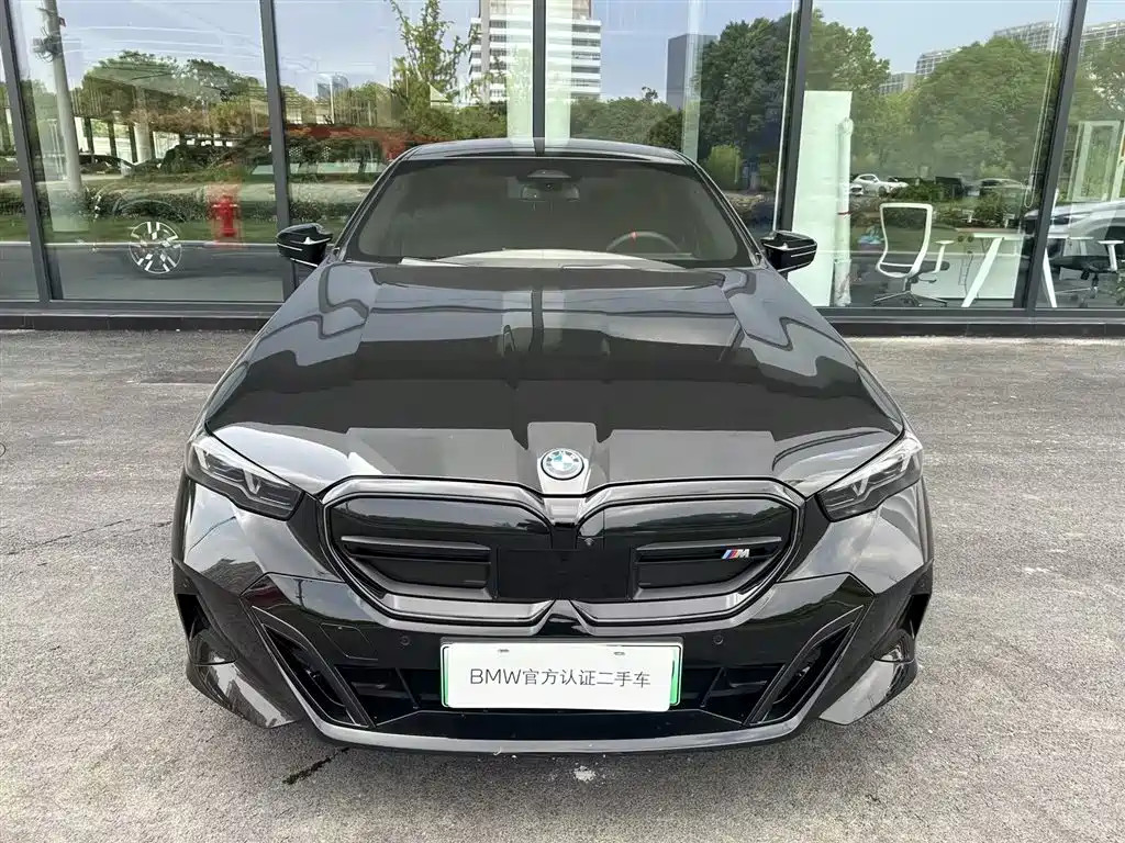 Фото 2 - BMW i5 M60