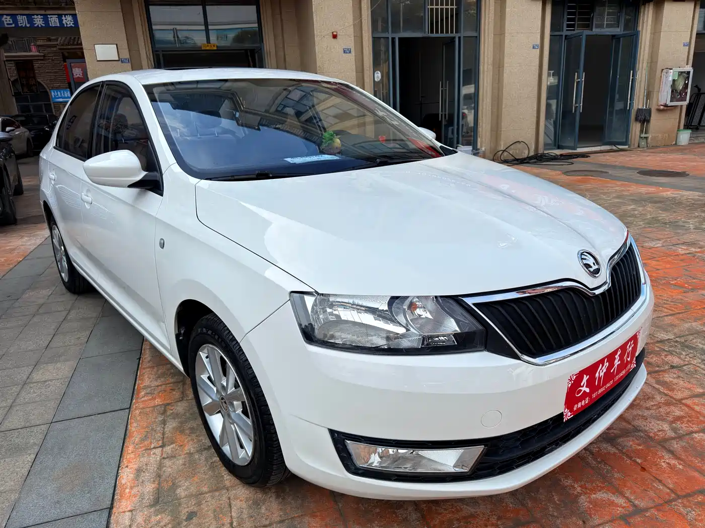Škoda Rapid 2016 1.6L Automatic Pioneer Edition фото 3