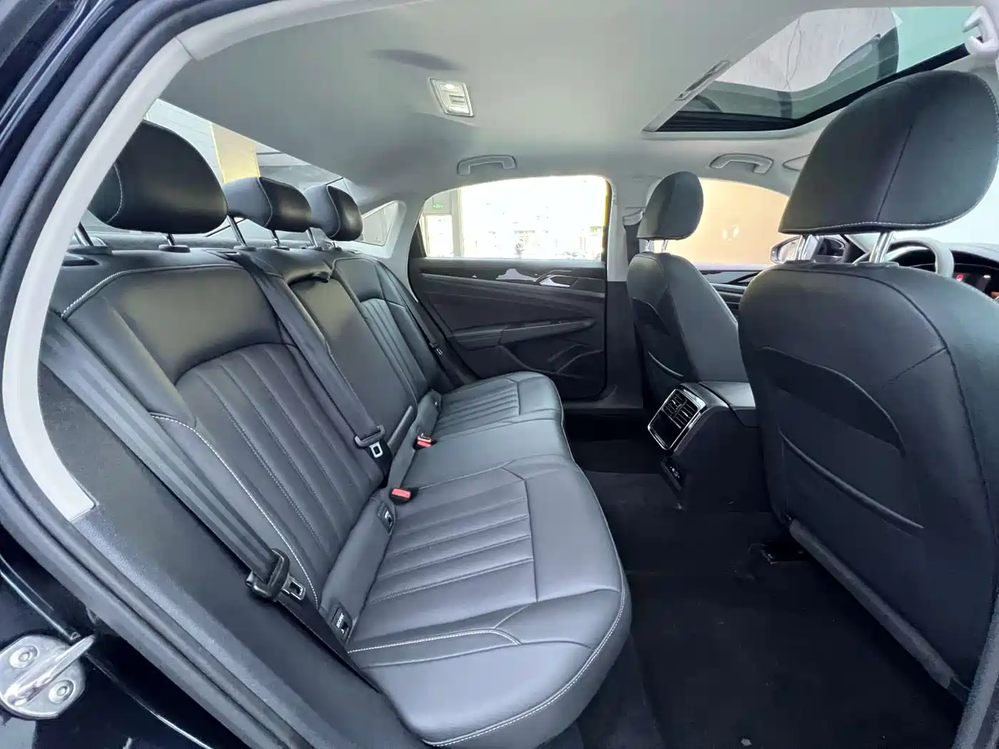 Volkswagen Passat 2022 280TSI Business Edition фото 14