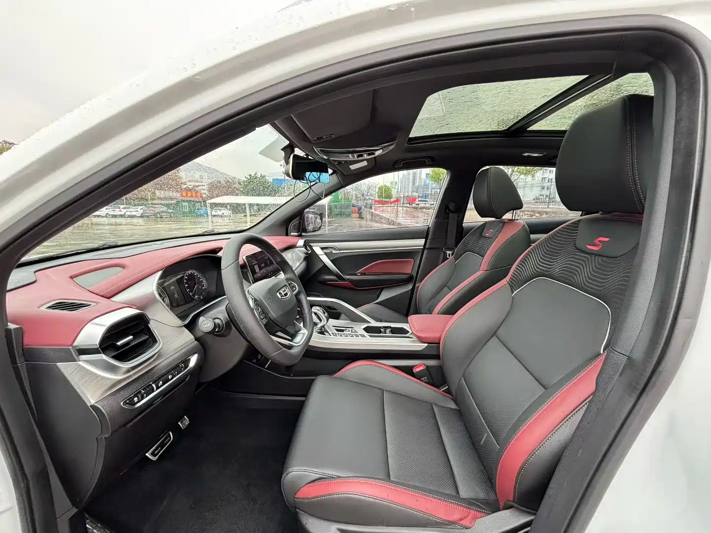 Фото 5 - Geely Coolray