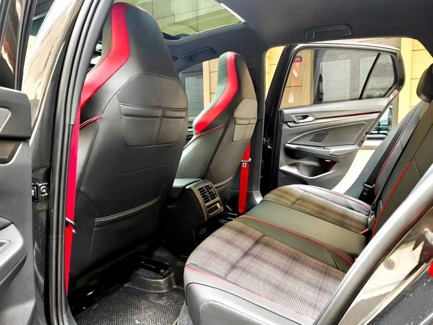 Фото 4 - Volkswagen Golf GTI