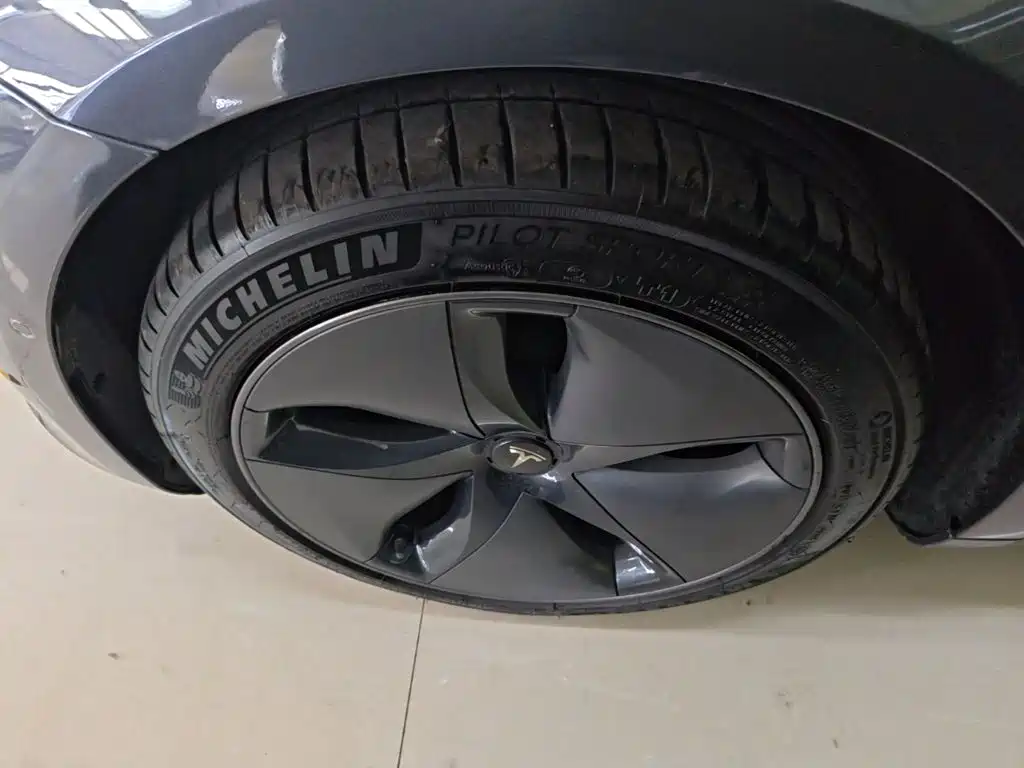Фото 23 - Tesla Model 3