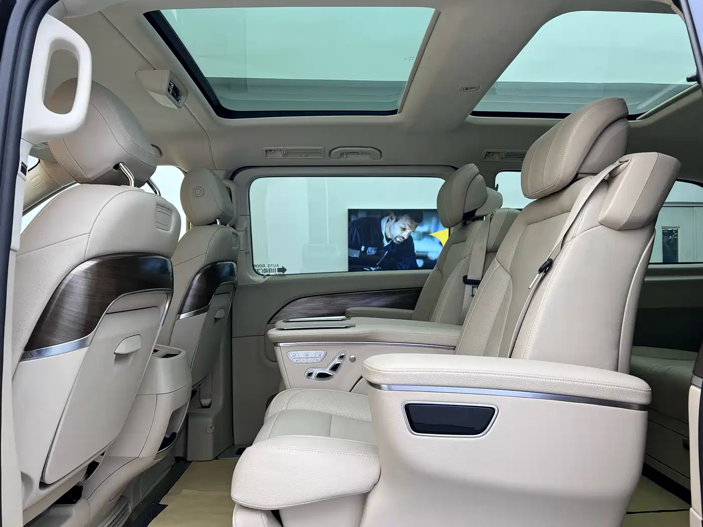 Mercedes-Benz V-Class 2021 V 260 L Long Wheelbase Luxury Edition фото 10
