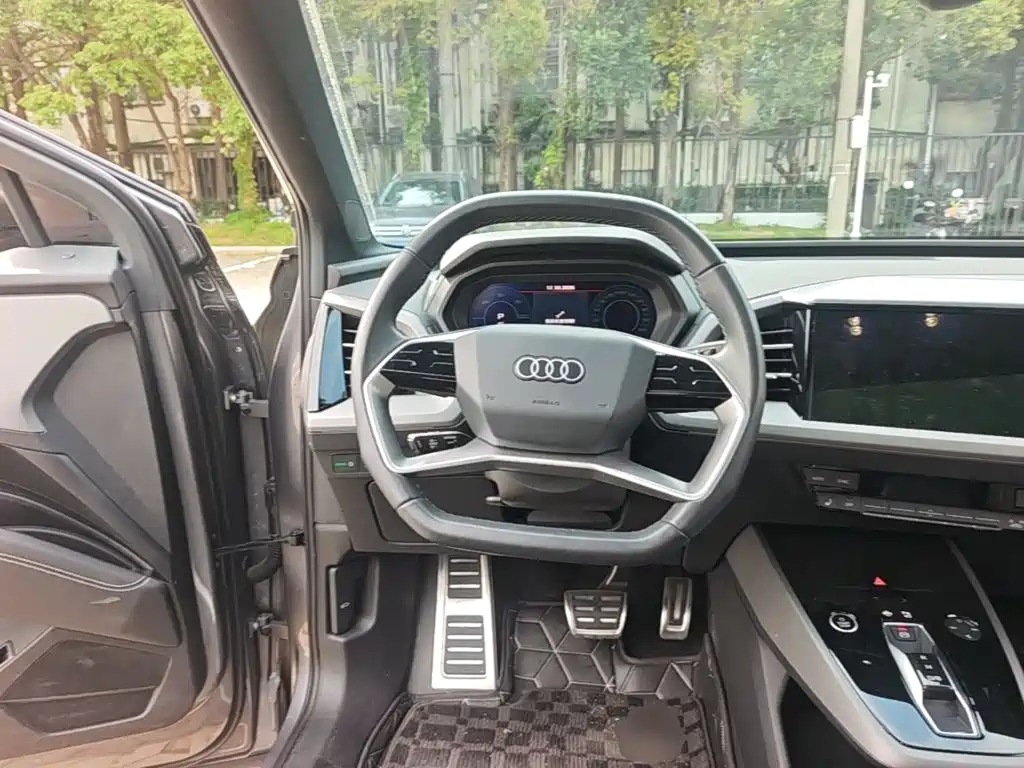 Фото 15 - Audi Q5 e-tron
