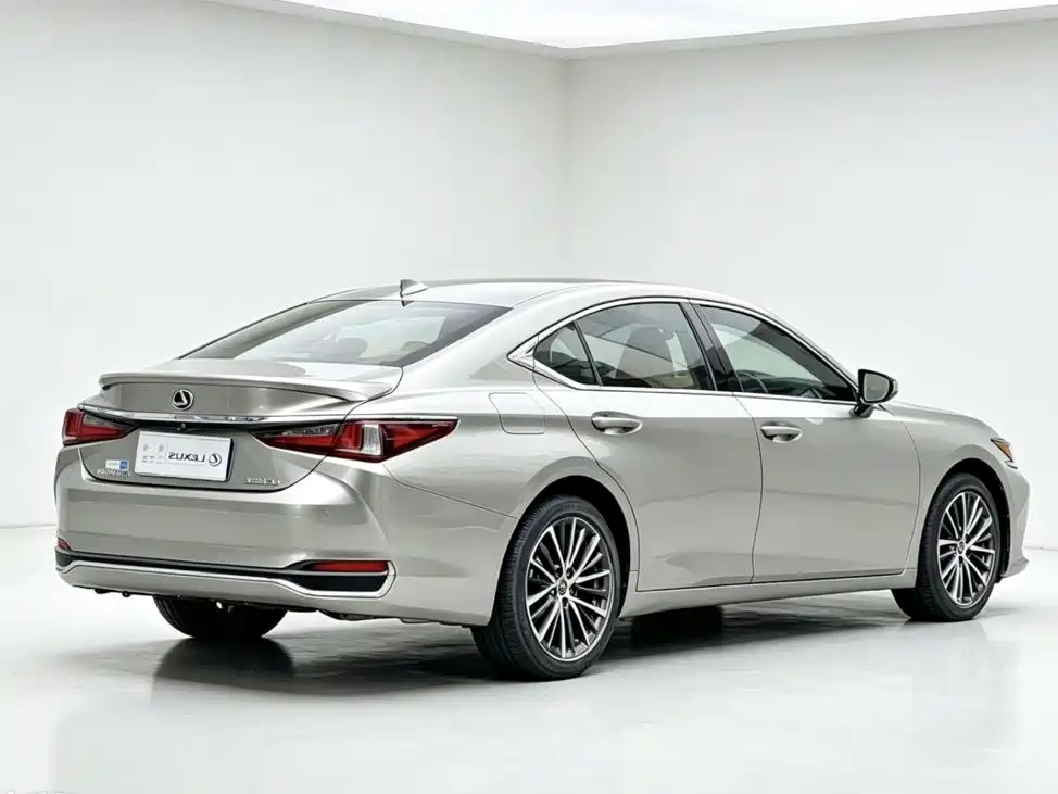 Фото 6 - Lexus ES