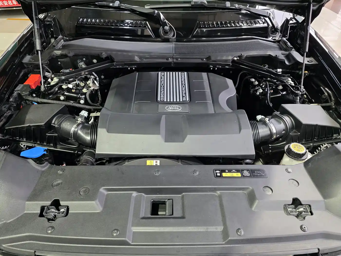 Land Rover Defender 2024 110 5.0T V8 фото 33