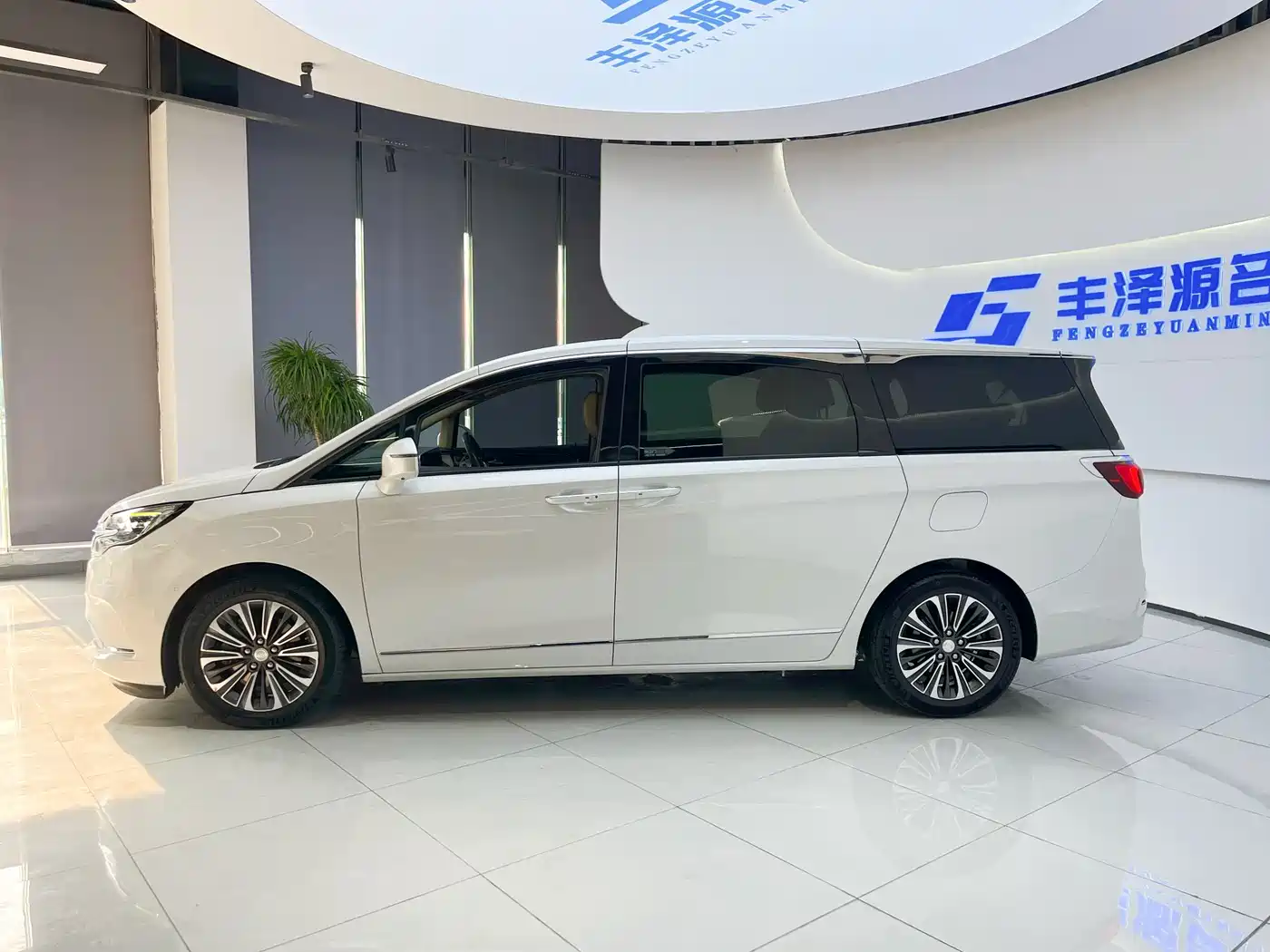 Buick GL8 2020 ES Landmark 653T Intelligent Flagship фото 2